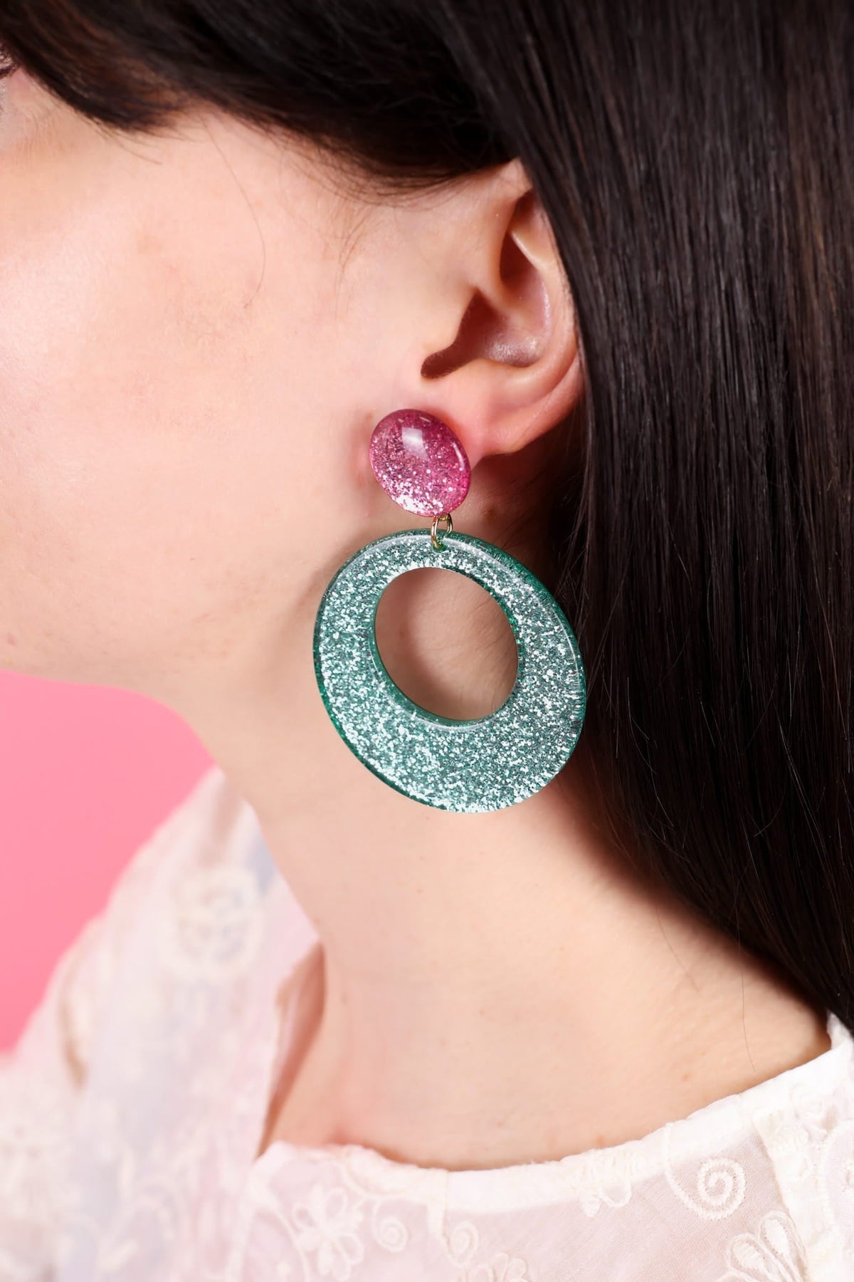 Comment porter des boucles d’oreilles originales sans en faire trop ?