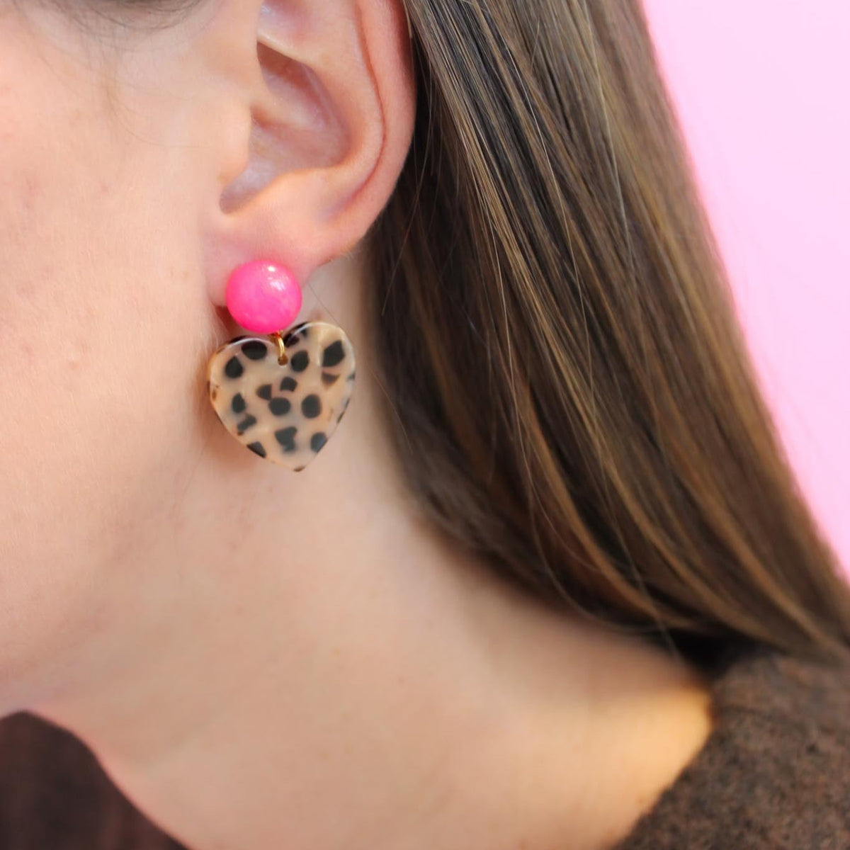 Boucles d’oreilles mini cœur – Fuchsia et léopard