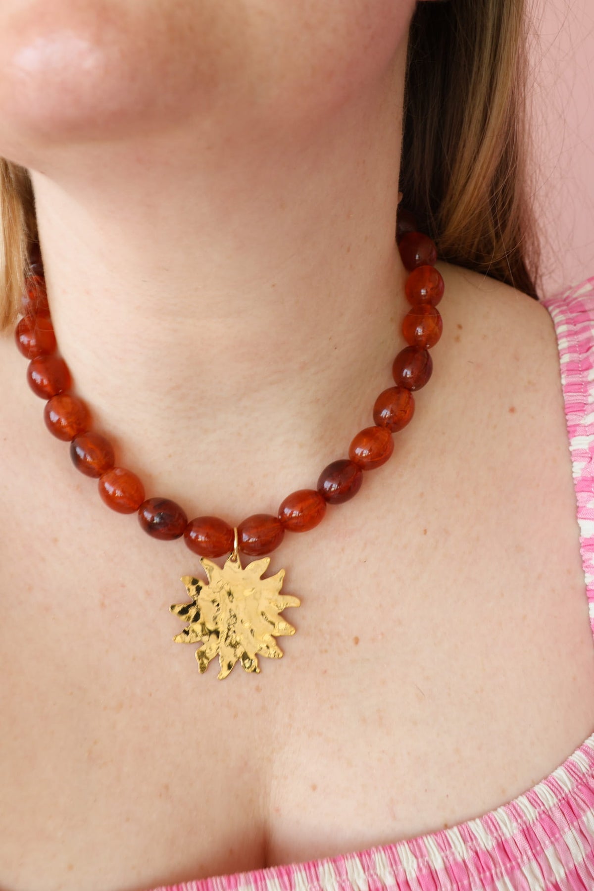 Collier Sol – Ambre & pendentif soleil doré