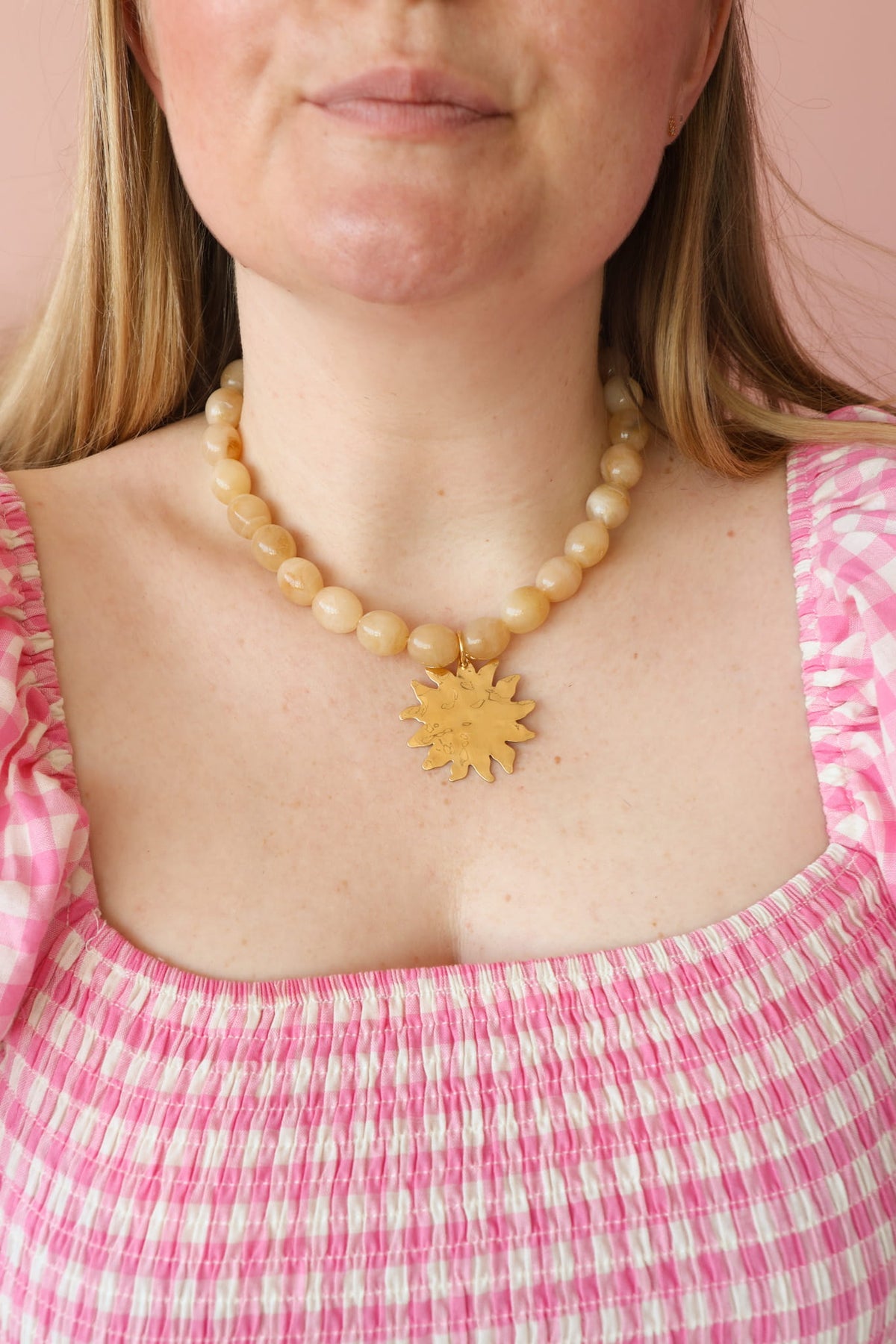 Collier Sol – Beige marbré & pendentif soleil doré